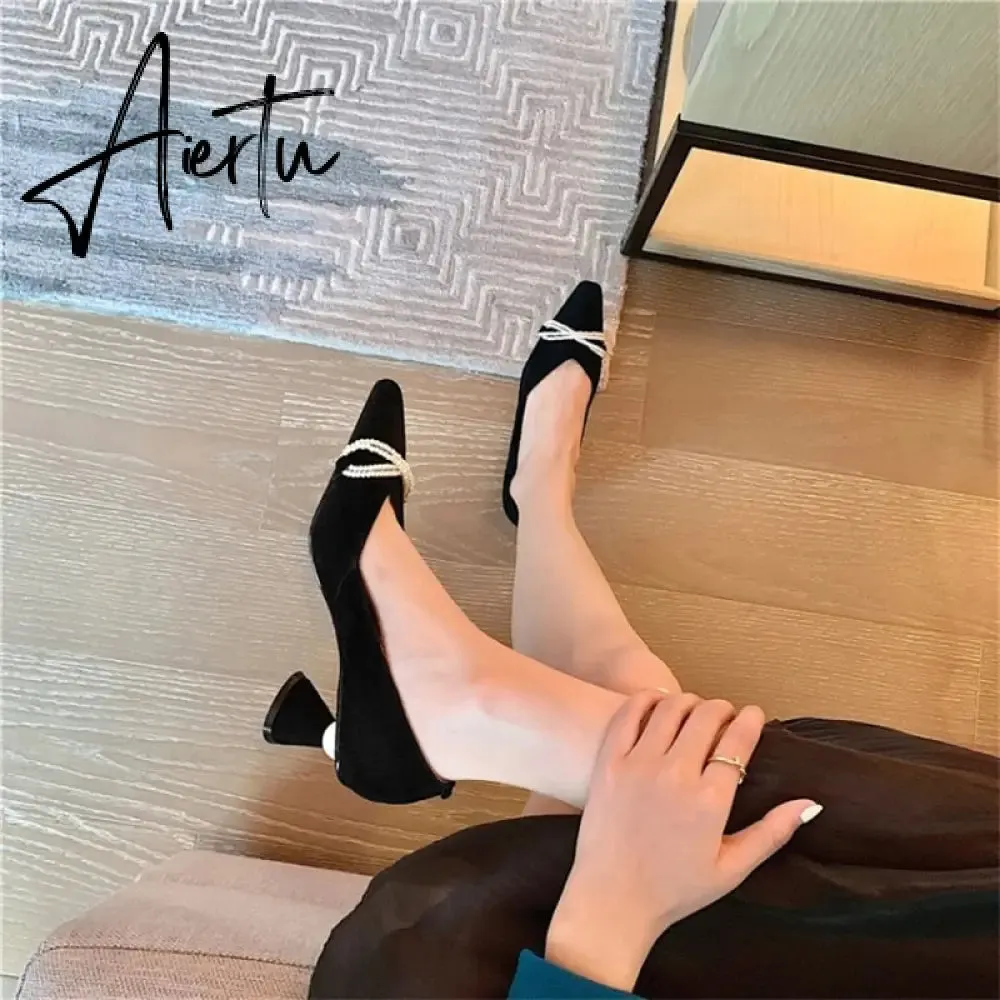 Aiertu Hot Sale Fashion Sweet Pointed toe Slip On Office Ladies Shoes Leisure Pearsl Chain Butterfly Knot Solid Shoes Medium Heel Pumps