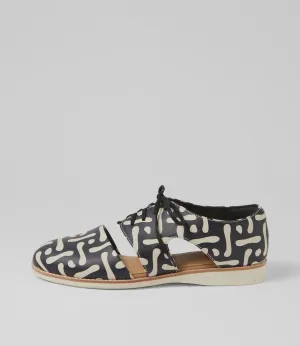 Derby Cutout Twisted Star